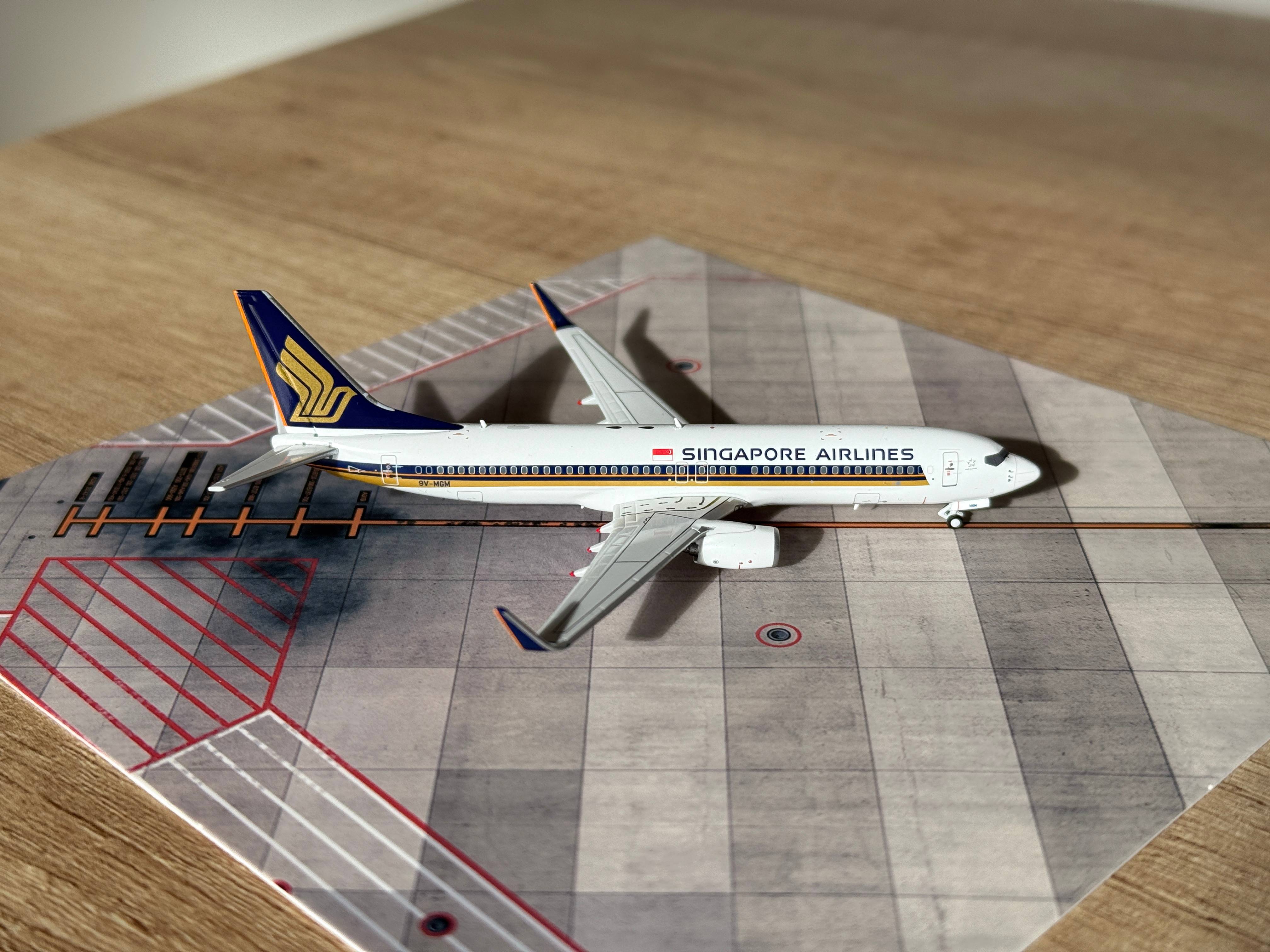 AeroPolaris 1:400 Singapore Airlines Boeing 737-800 w